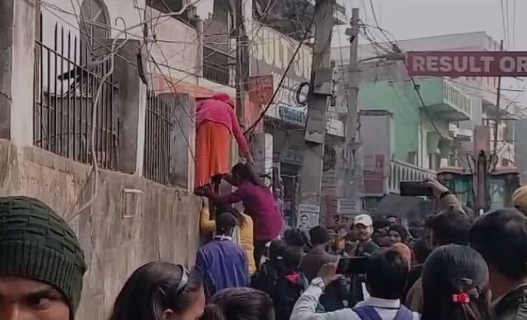 Breaking:नालंदा में इंटरमीडिएट परीक्षा के दौरान दीवार फांदकर परीक्षा केंद्र में घुसे छात्र, पुलिस ने चटकाई लाठी
