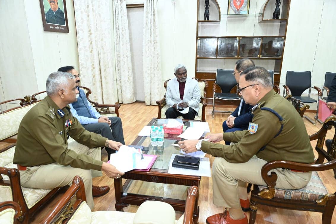 अपराध पर लगेगा लगाम और कानून व्यवस्था होगी दुरुस्त, मुख्यमंत्री चंपई सोरेन ने मुख्य सचिव और डीजीपी के साथ की बैठक 