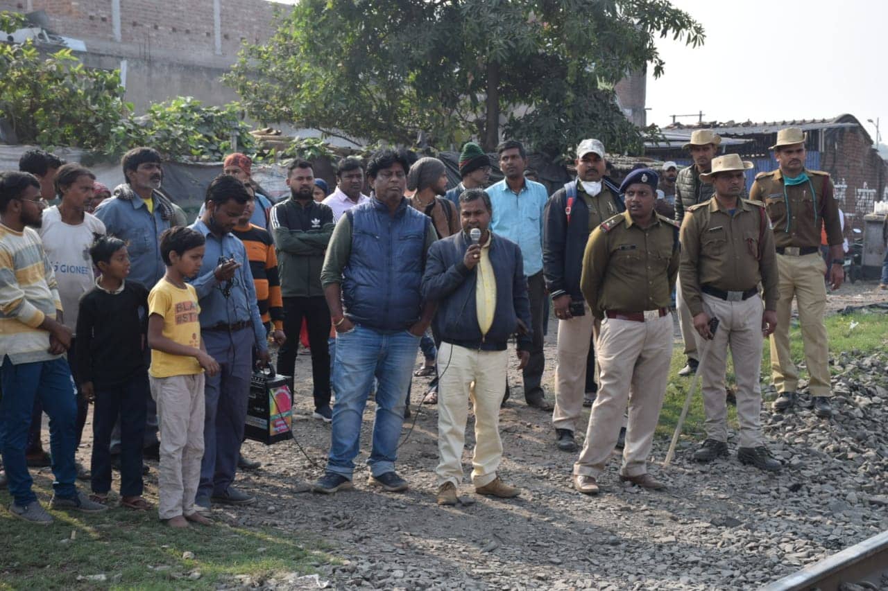 रेलवे ने कराई मुनादी ,कहा -जान जोखिम में मत डालिये 