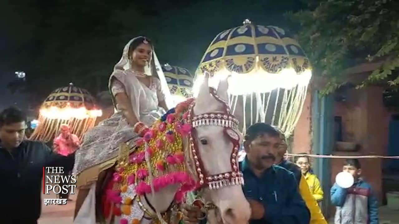 यहां सफेद घोड़ी पर बैंड-बाजा-बारात संग निकली दुल्हन, कहा जवाना बदल रहा है