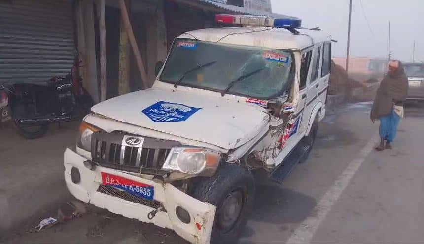 बाढ़: बेलगाम हाईवा ने पुलिस गाड़ी  में मारी टक्कर, 4 पुलिसकर्मी समेत 7 जख़्मी