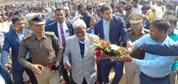 सीएम बनने के बाद पहली बार अपने गांव पहुंचे चंपई सोरेन, पारंपरिक नृत्य से किया गया भव्य स्वागत, महिलाओं ने थाली में पखारे चरण