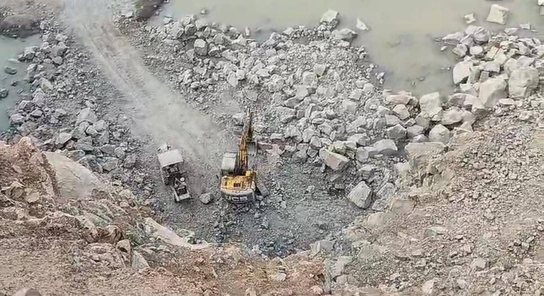 खनन माफियाओं ने बिगाड़ी साहिबगंज की प्राकृतिक सुंदरता! माफियाओं की करतूत से विवादों में आया जिला, खुलासे के बाद सवालों के घेरे में हेमंत सोरेन