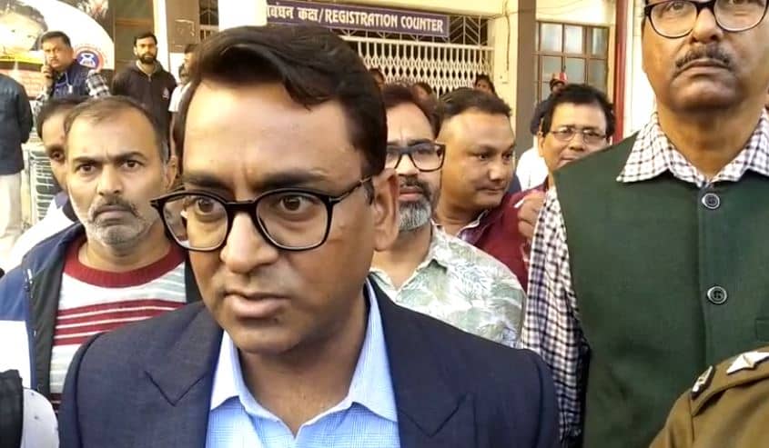 देवघर अपडेट: पुलिस बस और स्कूटी की टक्कर में छात्रा की मौत के बाद बस चालक हिरासत में, घायलों को देखने डीसी पहुंचे सदर अस्पताल