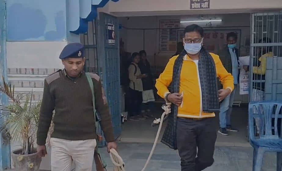 Breking News:- NIA और आइटी की टीम की संयुक्त छापेमारी , शंकर यादव गिरफ्तार,  मिले 1 करोड़ 32 लाख नगद समेत करोड़ों की संपत्ति के दस्तावेज