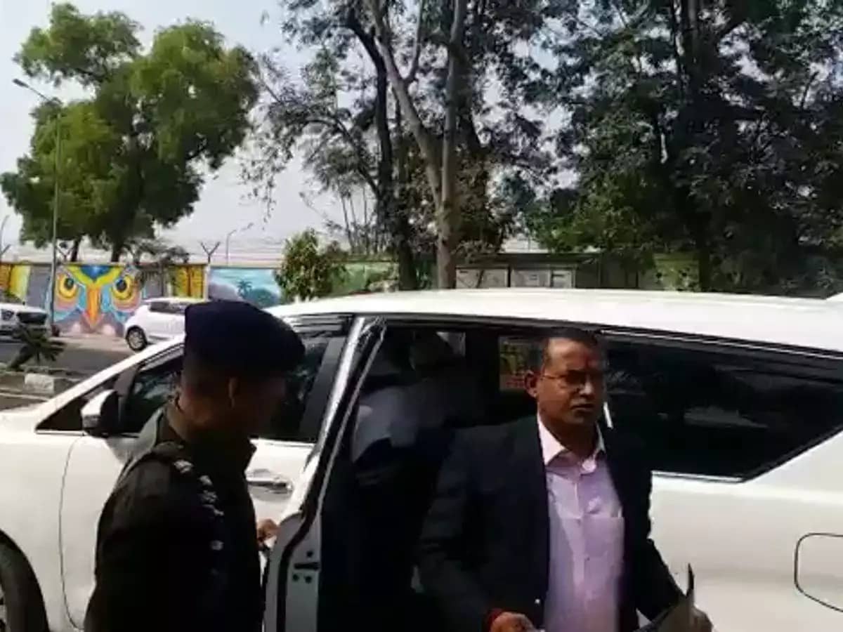 साहिबगंज DC रामनिवास यादव पहुंचे ईडी दफ्तर, जानिए क्या हो सकते हैं सवाल