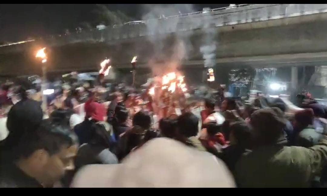 बिहार: फिर सरकार के खिलाफ फूटा नियोजित शिक्षकों का गुस्सा ! मशाल जुलूस निकाल कर जताया विरोध, पढ़िए आखिर क्या है वजह