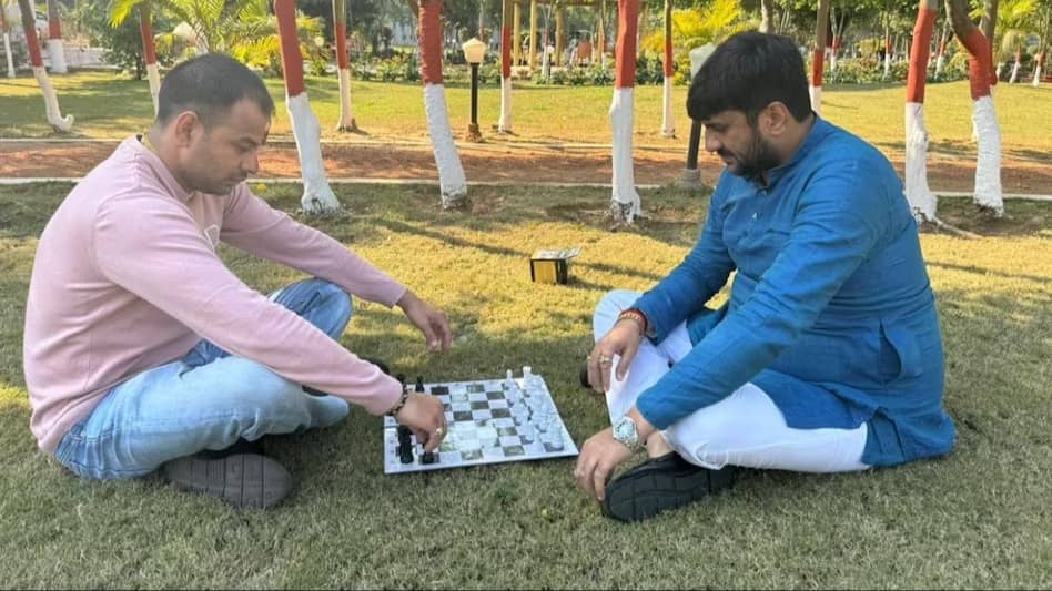 बिहार में फ्लोर टेस्ट से पहले शुरू हुआ शतरंज का खेल, कौन मारेगा बाजी ?