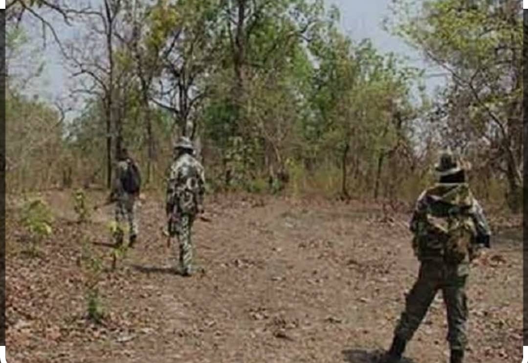 Breaking:  बोकारो के गिधौनिया जंगल में पुलिस और नक्सलियों के बीच मुठभेड़, दोनों के बीच चल रही क्रॉस फायरिंग 