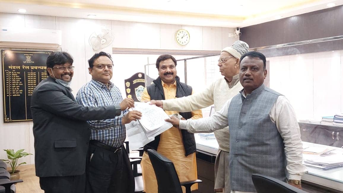 रेलवे के बॉउंड्री वाल बनने पर विरोध, डीआरएम को सौपा गया पत्र