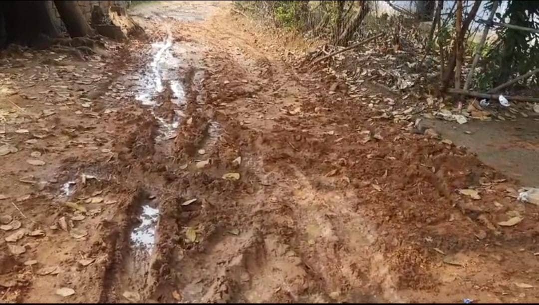 गुमला:  हर घर नल योजना में दिख रही अनियमितता, पाइप लाइन बिछाने के नाम पर बिगाड़ी सड़कों की सूरत