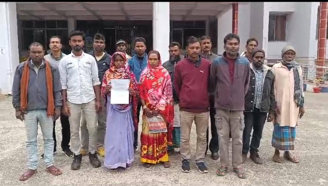 दुमका में अबुआ आवास योजना में धांधली का आरोप, ग्रामीणों ने डीसी को सौंपा ज्ञापन, जानिए पूरी खबर