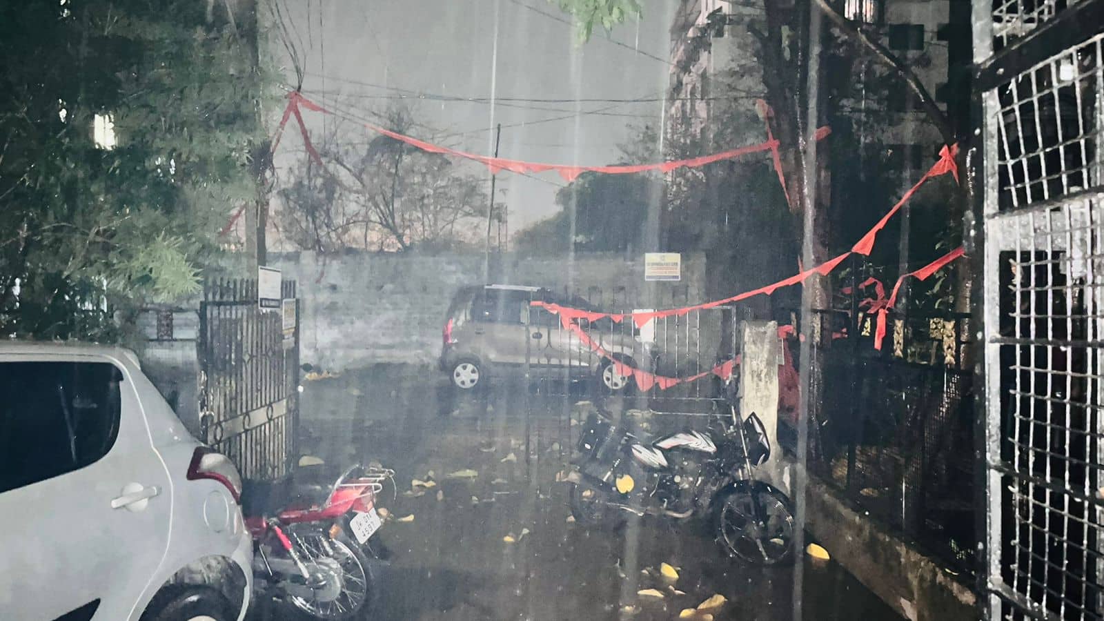 राजधानी रांची में झमाझम बारिश, बेमौसम पानी ने सरस्वती पूजा का रंग किया भंग