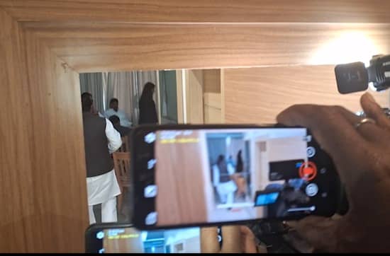 Big Breaking- समझाने - बुझाने के बाद नाराज विधायक शपथ ग्रहण में हिस्सा लेने को राजी , झामुमो से तीन नये चेहरे को मौका तो फिलहाल पुराने चेहरे पर ही दांव लगायेगी कांग्रेस