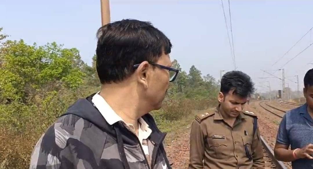 चाईबासा से बड़ी ख़बर : तालाबुरू रेलवे स्टेशन के समीप  4 चार शव मिलने से हड़कंप! मृतकों में महिला पुरुषों और दो बच्चें शामिल, हत्या या आत्महत्या में जांच में जुटी पुलिस   