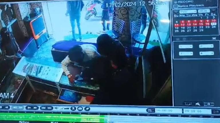 बिहार:ज्वेलरी शॉप में दिनदहाड़े लूट से सहमी राजधानी! पिस्टल की नोंक पर अपराधियों ने दिया वारदात को अंजाम, सीसीटीवी फुटेज आया सामने   