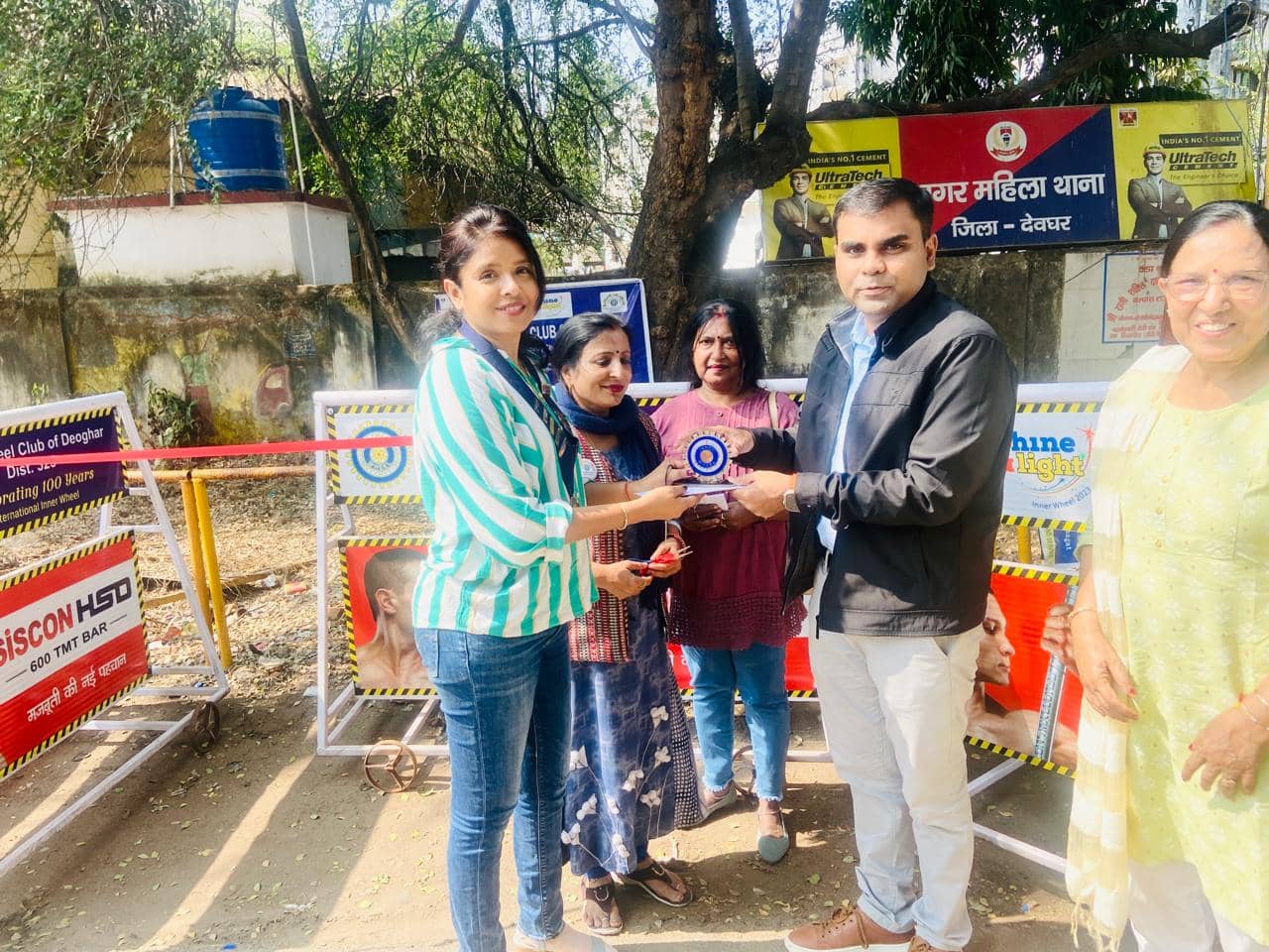 IWC की सराहनीय पहल! देवघर पुलिस को भेंट किया 25 रोड बेरिकेट्स, एसडीपीओ ने क्या कहा 