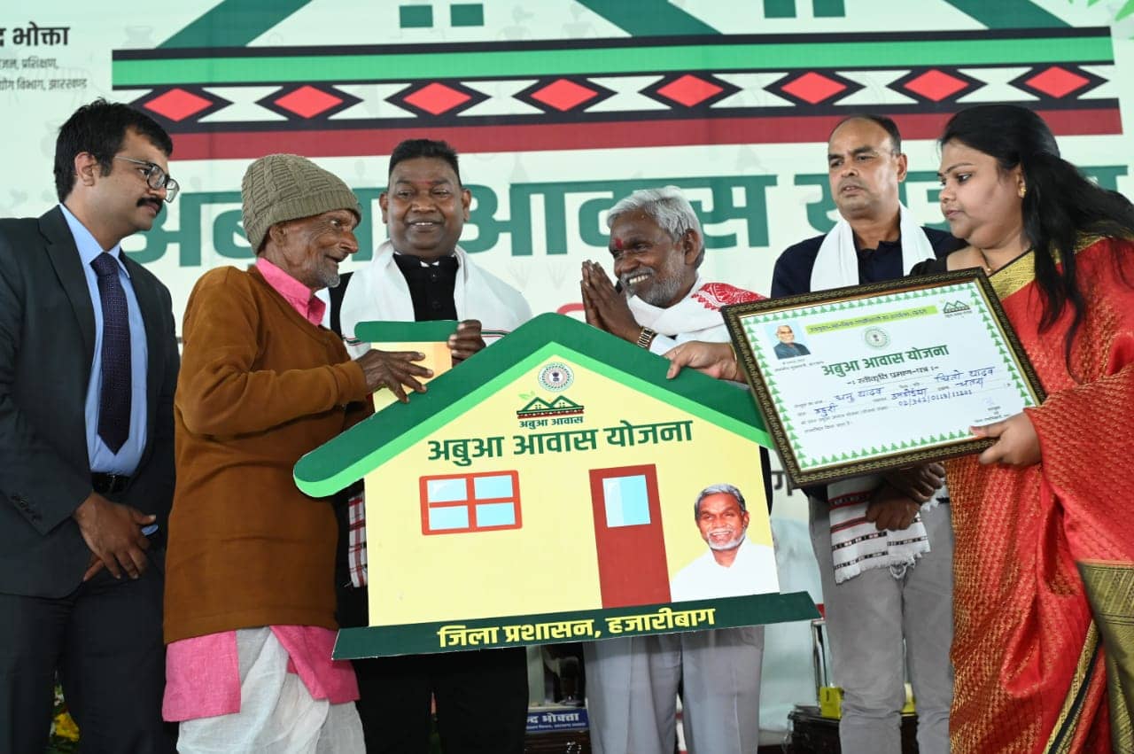 मुख्यमंत्री बनने के बाद पहली बार चंपई सोरेन पहुंचे हजारीबाग , लाभुको को दी अबुआ आवास की सौगात 