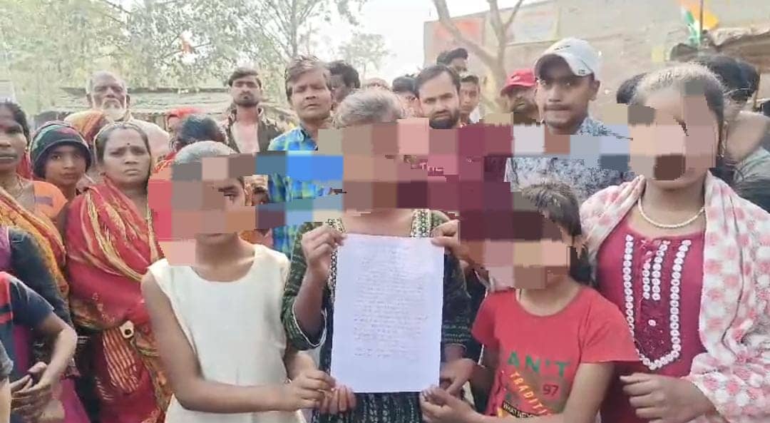 मानवता शर्मसार! बिहार में एक शख्स ने स्कूली बच्चियों को दौड़ा-दौड़ाकर पीटा, इससे भी नहीं भरा मन, तो चटवाया थूक, जब परिजनों को हुई जानकारी तो जानें क्या हुआ 