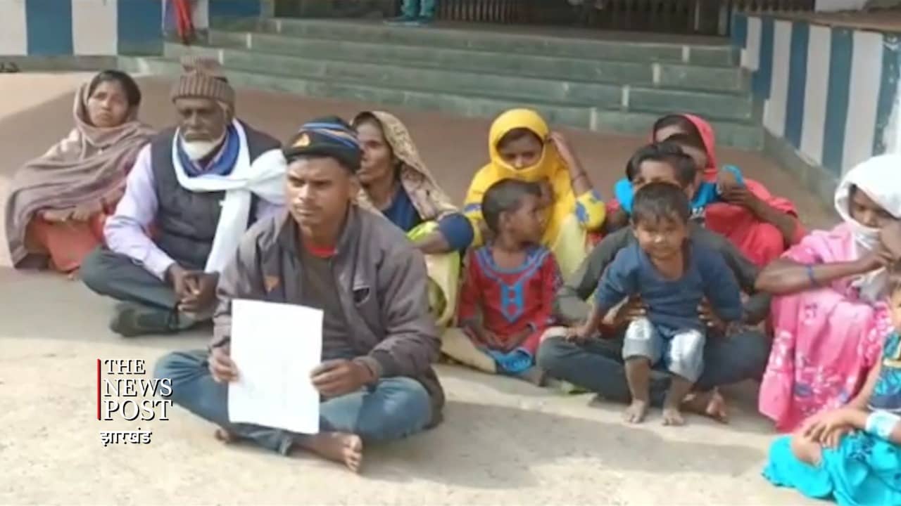 ठिठुरती ठंड में SP ऑफिस के बाहर बाल-बच्चों के साथ धरने पर परिवार, यह है मामला