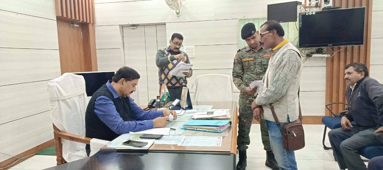 गोपालगंज:डीएम दरबार में अजब-गजब फरियाद लेकर पहुंचा फरियादी! कहा- हुजूर! मेरी शादी करवा दीजिए, दरवाजे पर आते है मेहमान तो भगा देते है भाई   