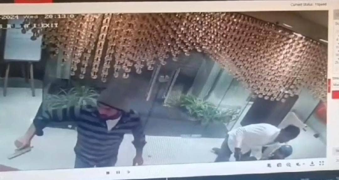 समस्तीपुर:रिलायंस ज्वेलर्स में हुई लूट की घटना का सीसीटीवी आया सामने, हथियार के बल पर हुई थी 1.5 करोड़ से अधिक की लूट    