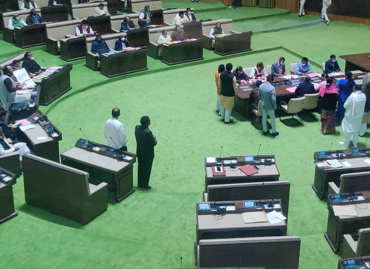 हंगामे की भेंट चढ़ गया शीतकालीन सत्र का दूसरा दिन, सोमवार तक के लिए सदन स्थगित