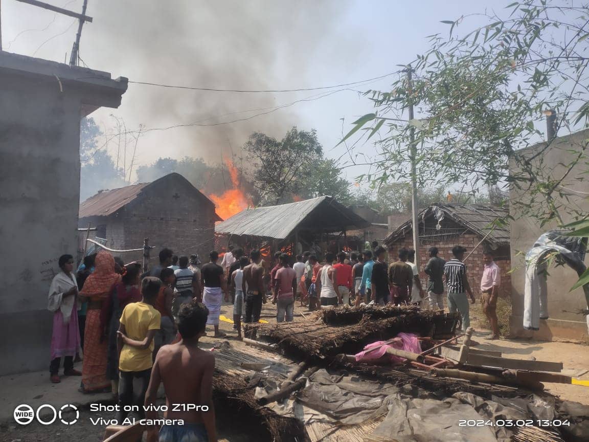 साहिबगंज में आग का तांडव, पलक-झपकते 5 घर जलकर खाक, लाखों की संपत्ति का हुआ नुकसान 