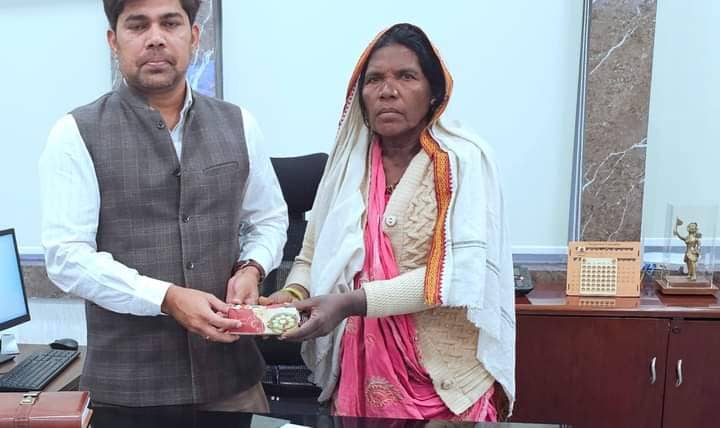 आईएएस अधिकारी  से मिलने गढ़वा से पहुंची एक वृद्ध महिला ने कहा "हमरे साहब हैं काहे ना मिलेंगे " IAS रमेश घोलप ने अपने सोशल हैंडल पर शेयर किया दादी के साथ आत्मीय मुलाक़ात की पुरी कहानी