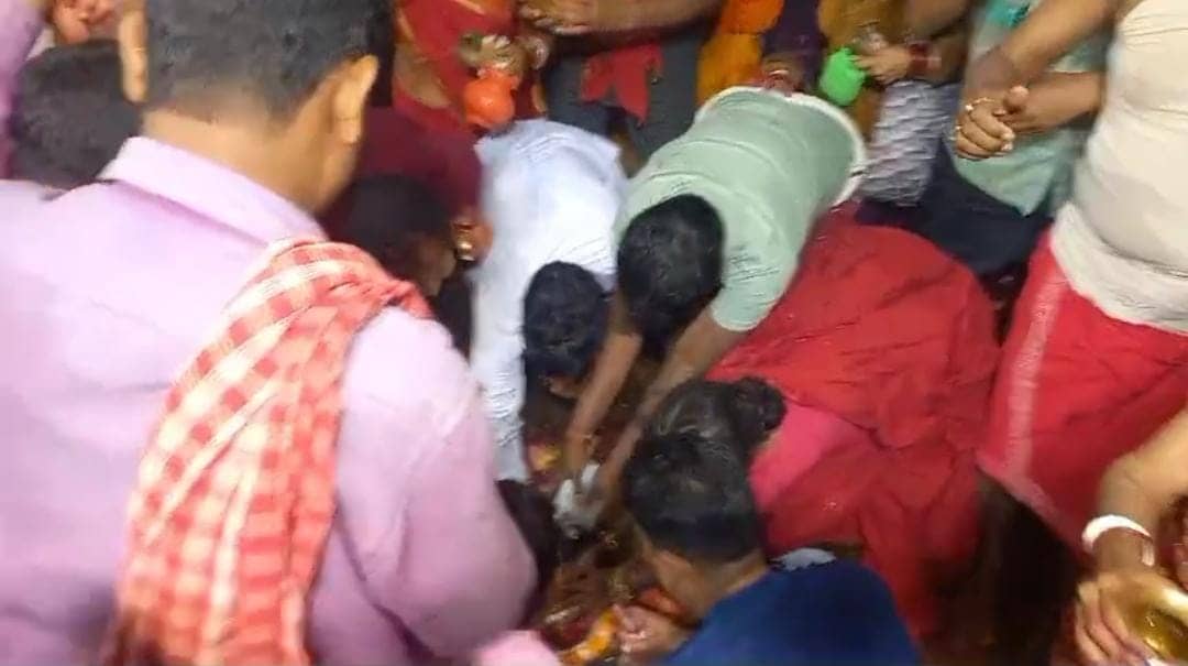 दुमका:महाशिवरात्रि पर फौजदारी बाबा धाम में उमड़ी भक्तों की भीड़, दर्शन और पूजा के लिए बेताब दिखे श्रद्धालु, पढ़ें मर्याद और घूंघट रस्म की क्या है परंपरा    