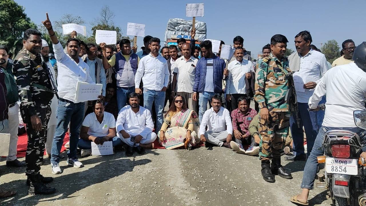 शिल्पा नेहा तिर्की के नेतृत्व में ग्रामीणों ने NH को किया जाम, सड़क पर ही बैठ गईं कांग्रेस विधायक, जानिए क्या है मामला