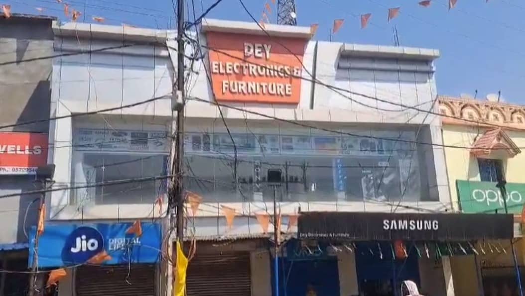 थाना से 200 मीटर की दूरी पर चोरो ने दिखाई दिलेरी, दुकान से 50 लाख का सामान लेकर हुए फरार 