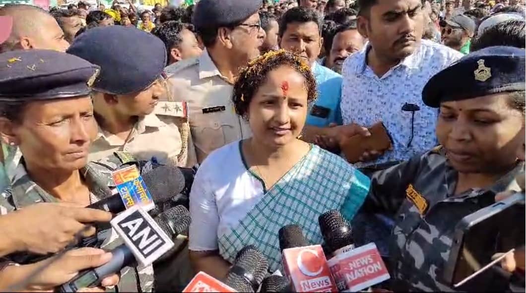 हेमंत सोरेन के विधानसभा क्षेत्र बरहेट में  कल्पना सोरेन ने भरी हुंकार, कहा- 'डरना नहीं लड़ना है, न झारखंड झुका है और न कभी झुकेगा'