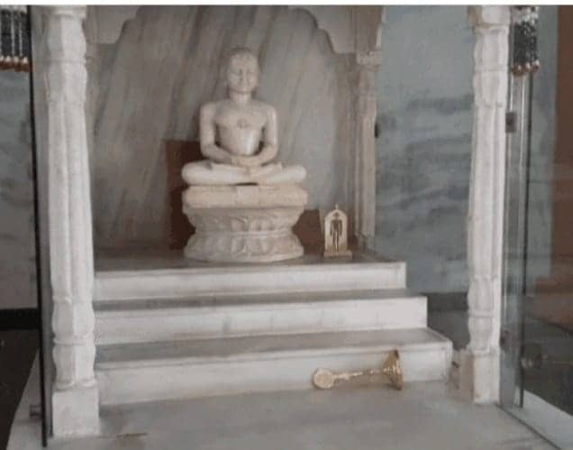 जैन मंदिर से भगवान महावीर की 12 मूर्तियां हुई चोरी, चांदी का छत्र भी ले गए चोर , जानिए कहा का है मामला 