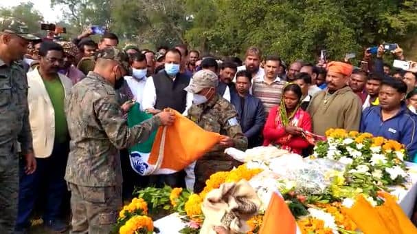 कमल किशोर अमर रहे के नारों से गूंजा पूरा गांव,  नम आंखों से लोगों ने दी विदाई