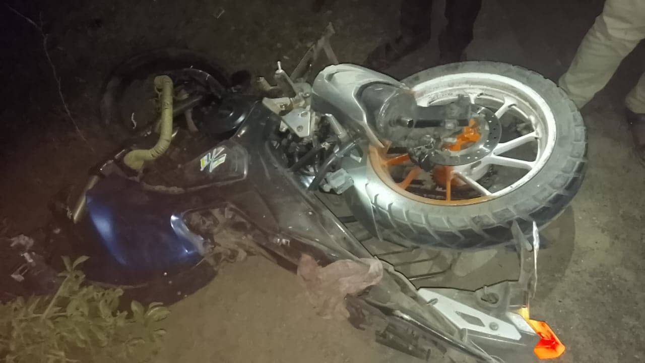 पिकअप वैन ने बाइक में मारी टक्कर, बाइक चालक और सवार दोनों की हुई मौत