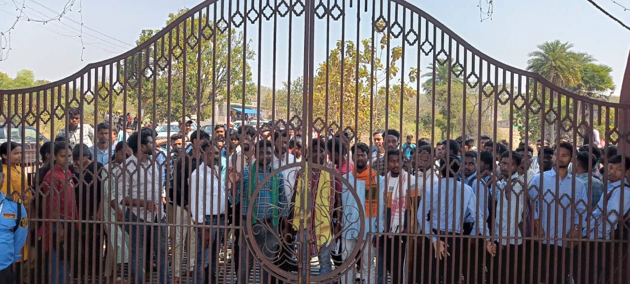 दुमका: सिदो कान्हू मुर्मू विश्वविद्यालय प्रबंधन के खिलाफ फूटा छात्रों का गुस्सा, विश्वविद्यालय के मेन गेट पर किया ताला बंद, पढ़ें क्या है इनकी मांग    