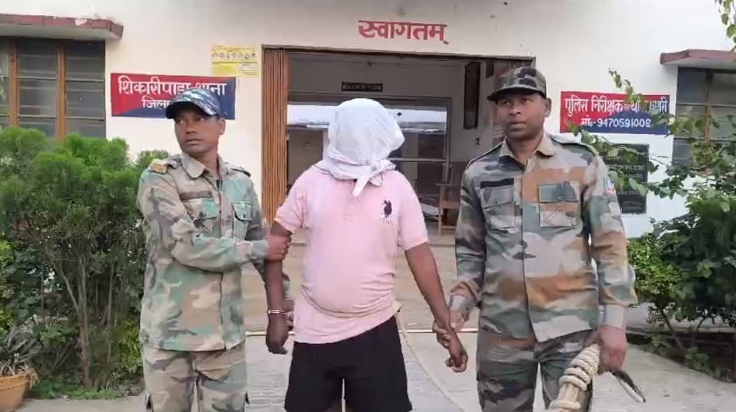 BIG BREAKING: वारदात से पहले अपराधी को धर-दबोचा दुमका पुलिस, दो लोडेड पिस्टल बरामद 