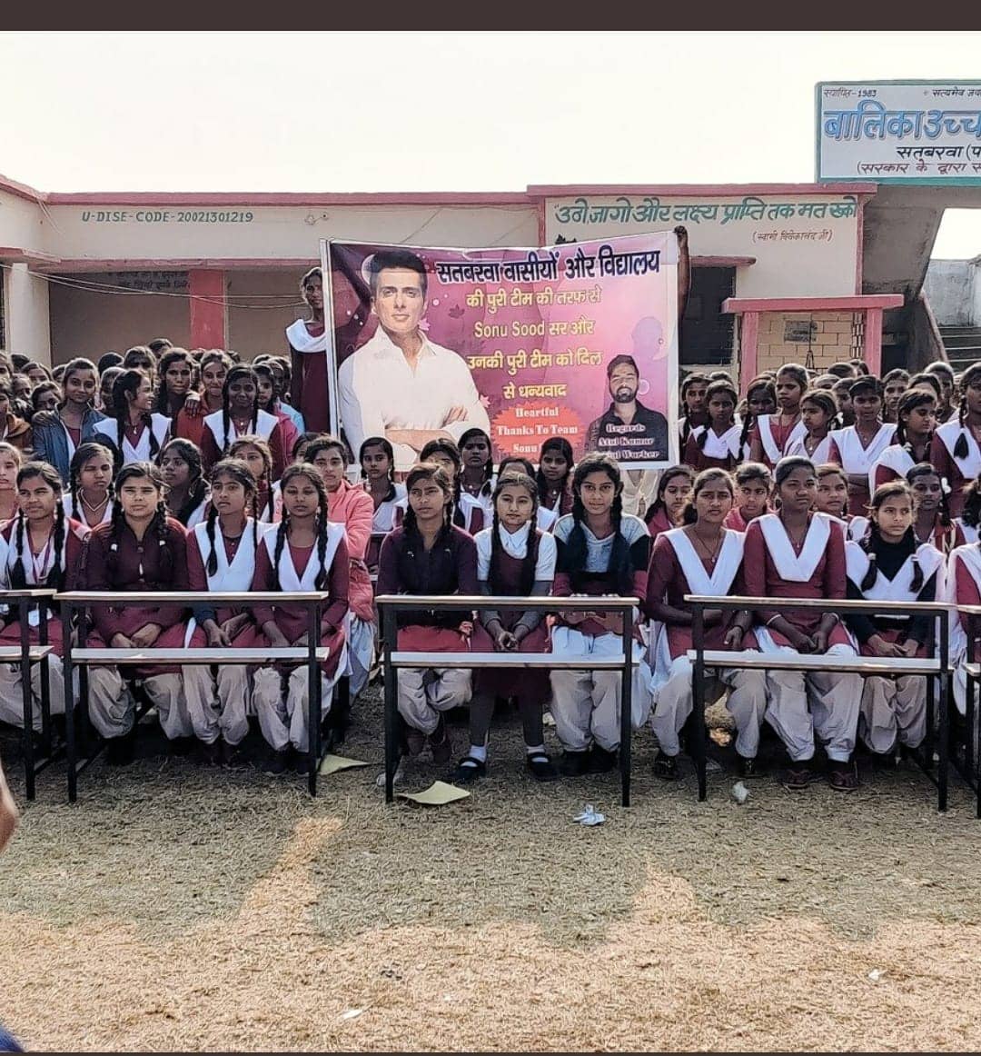 सोनू सूद ने निभाया अपना वायदा, सतबरवा की छात्राओं को भिजवाया बेंच डेस्क