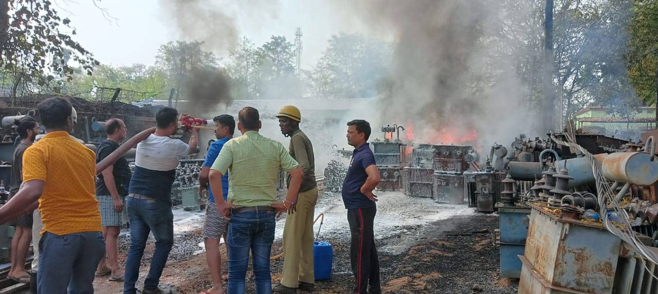 बिजली विभाग के गोदाम में लगी आग, इलाके में मची अफरा-तफरी, जानिए आगे फिर क्या हुआ 