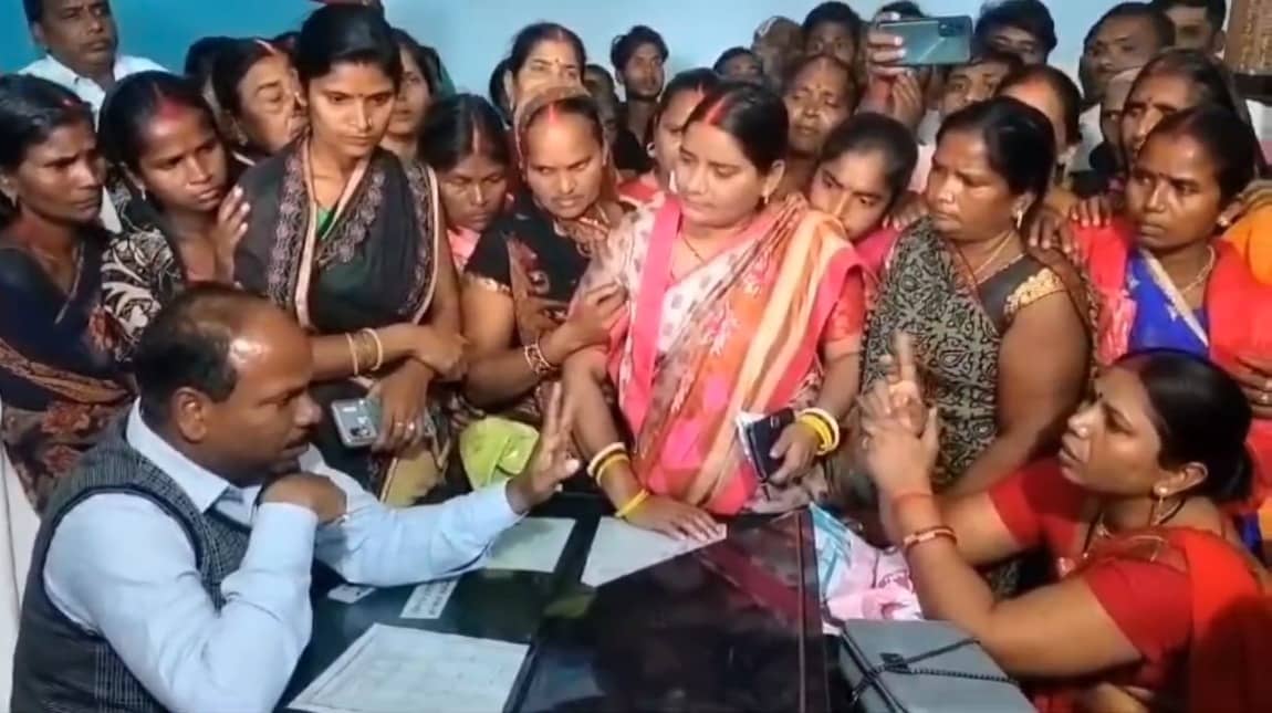 गढ़वा : अबुआ आवास में अनियमितता बरते जाने पर ग्रामीणों में आक्रोश, बीडीओ कार्यालय में किया जमकर हंगामा  