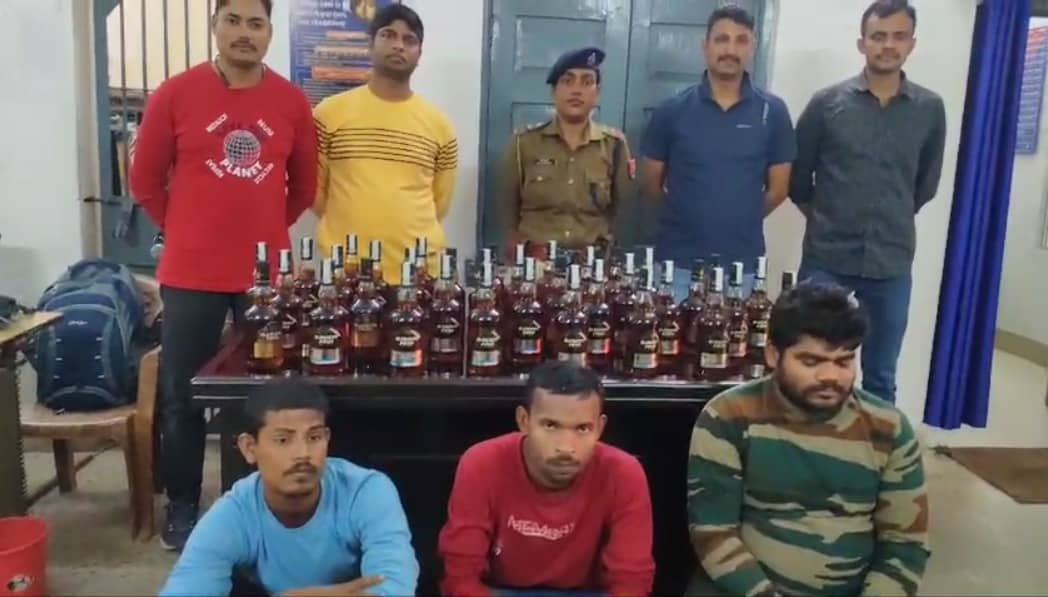 होली पर्व नजदीक आते ही सक्रिय हुए शराब तस्कर, आरपीएफ ने तीन तस्कर को हटिया रेलवे स्टेशन से किया गिरफ्तार
