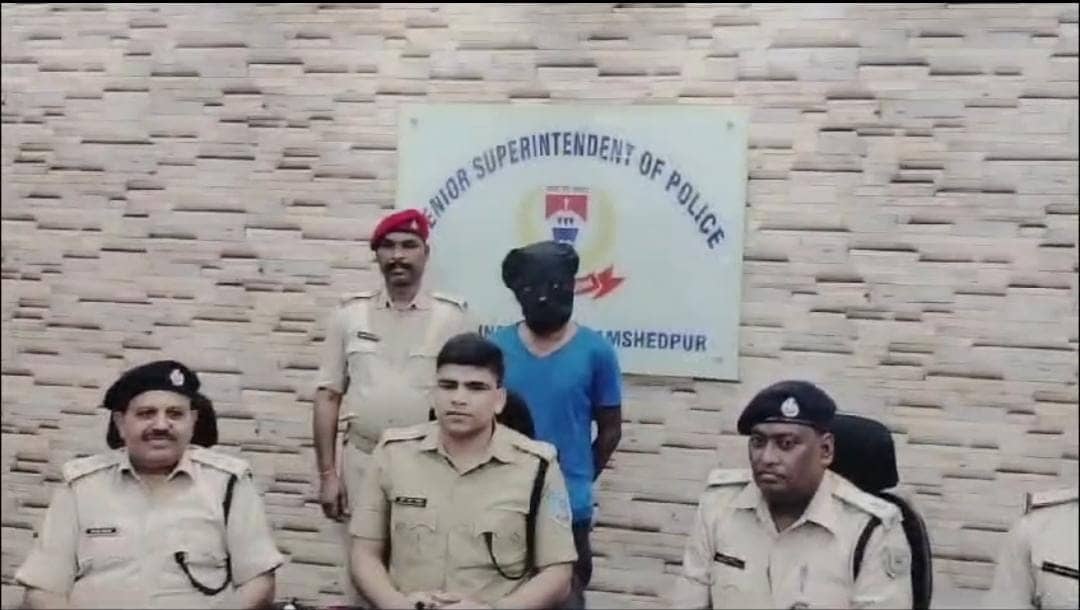 जमशेदपुर:पुलिस ने गुप्त सूचना के आधार पर एक शातिर को किया गिरफ्तार, देशी पिस्टल और 4 जिंदा कारतूस बरामद, पढ़ें सिटी एसपी ने क्या कहा   