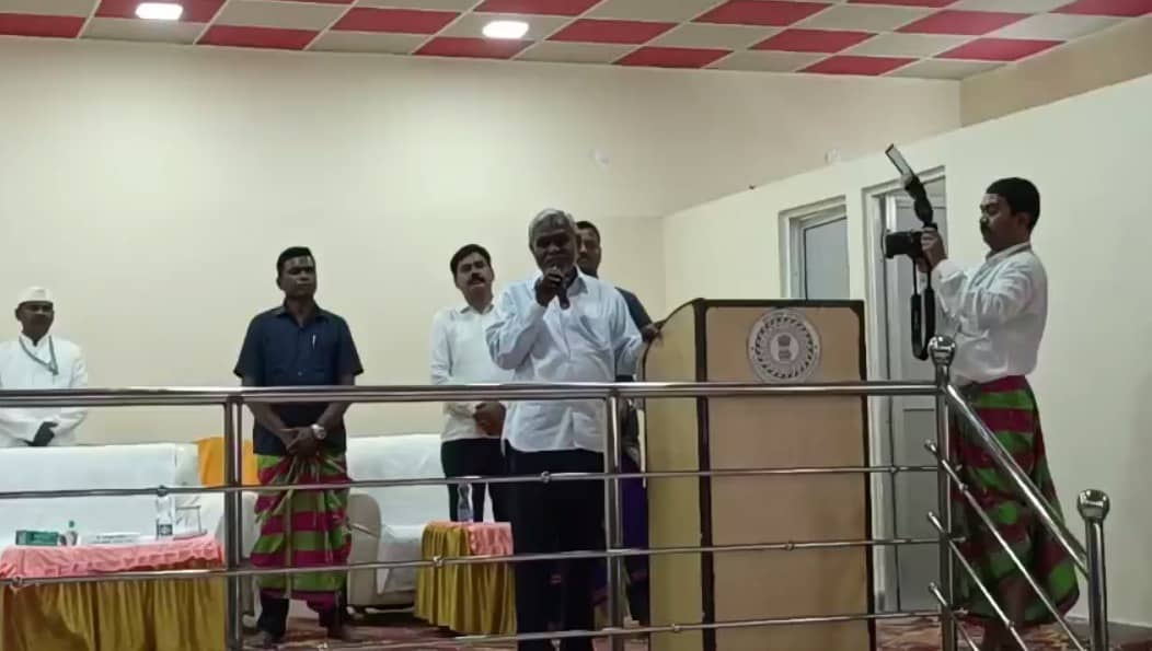 अपने पैतृक गांव झिलिंगगोड़ा पहुंचे मुख्यमंत्री चंपई सोरेन, जहां उन्होंने जाहेर थान में पूजा अर्चना कर बाहा पर्व की दी शुभकामना