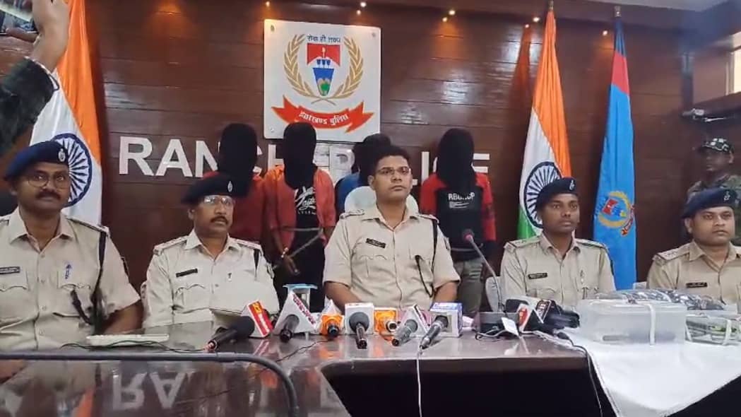 वर्दी में लूटेरे! रात में राहगीरों को बनाते हैं निशाना, पुलिस ने चार को दबोचा, आप भी रहें सावधान