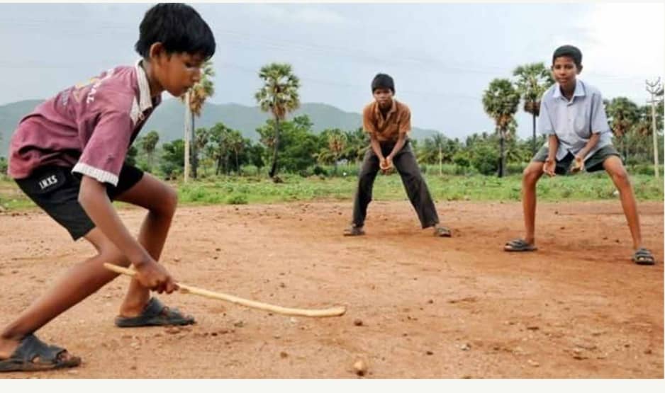 मोबाइल की दुनिया में व्यस्त हो गई है लोगों की जिंदगी! रिश्तों की डोर भी हो रही है कमजोर! जानिए कैसे?