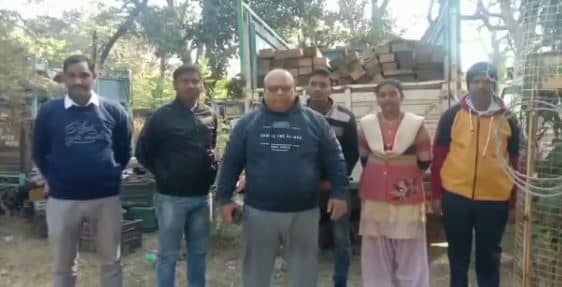 एक लाख रू0 की अवैध लकड़ी लदा पिकअप वैन जब्त,तस्कर फरार