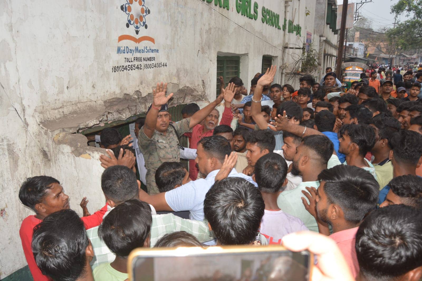 धनबाद की झरिया में स्कूल का छज्जा गिरने से छात्र की मौत, जानिए उसके बाद क्या हुआ