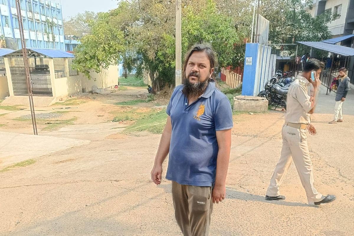 DHANBAD: मां मर चुकी थी लेकिन बेटा मानने को तैयार नहीं था, घर में रखे रहा लाश,फिर मुहल्ले वालों की शिकायत पर पढ़िए आगे क्या हुआ 