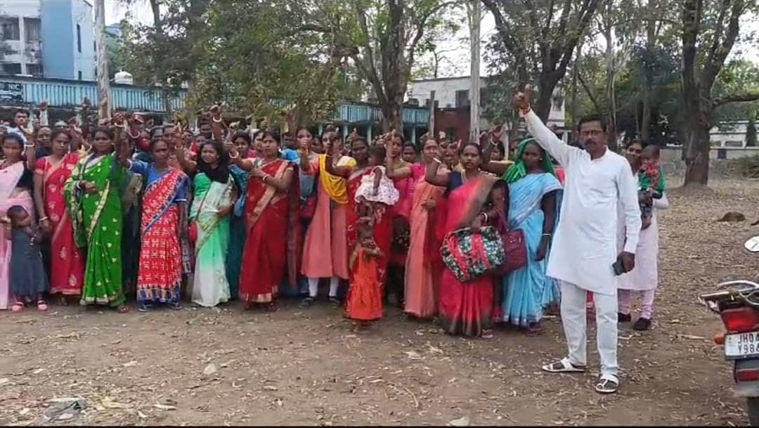 दुमका:पोषण सखियों ने सरकार पर लगाया सौतेला व्यवहार का आरोप,लोकसभा चुनाव में नोटा बटन दबाने का लिया निर्णय